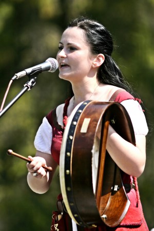 Evka Kučerová - gitara, spev, perkusie